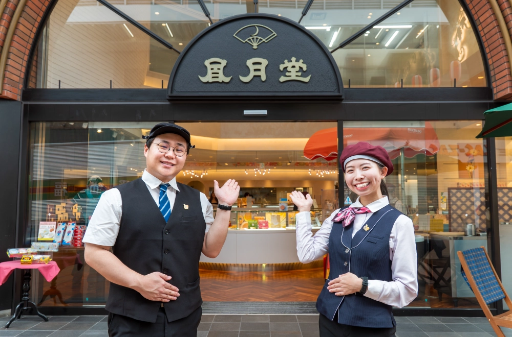 店舗で従業員が案内している様子